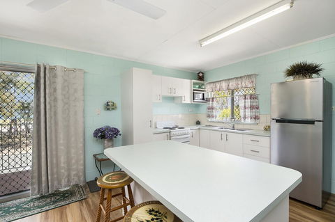 First Floor Unit Close To Shops, Park And Waterfront! - Accommodation Bookings 8
