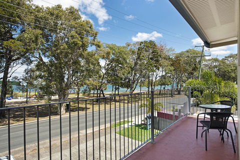 First Floor Unit Close To Shops, Park And Waterfront! - Accommodation Bookings 0