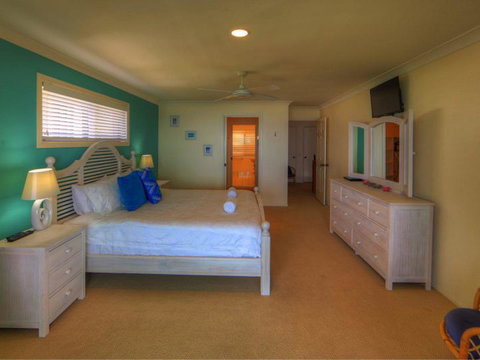 Belle Vue Beach House By Discover Stradbroke - Accommodation Bookings 1