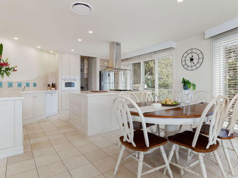 'Baylife Villa' 4a Warruga St - Large Home With WIFI, Netflix, Aircon, Linen & Spectacular Views - Accommodation Bookings 3