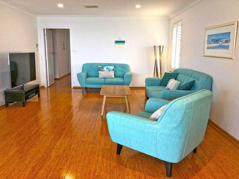 'Mooring Two Upstairs', 23 Shoal Bay Rd - Stunning Views, WIFI, Air Conditioning And Boat Parking - Accommodation Bookings 3