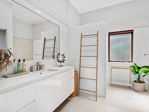 'Nunkeri', 5 Kerrie Close - Stunning House With Fabulous Views, Linen, WIFI & Air Conditioning - Accommodation Bookings 3