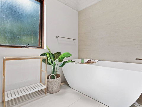 'Nunkeri', 5 Kerrie Close - Stunning House With Fabulous Views, Linen, WIFI & Air Conditioning - Accommodation Bookings 2