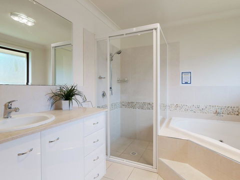 'Sandy Point Haven', 21a Sandy Point Rd - Stylish Haven With WIFI, Air Conditioning & Water Views - Accommodation Bookings 1