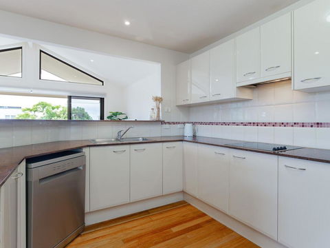 'Sandy Point Haven', 21a Sandy Point Rd - Stylish Haven With WIFI, Air Conditioning & Water Views - Accommodation Bookings 2