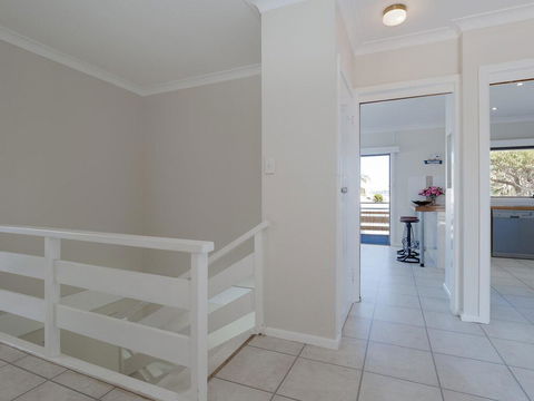 'SeaHaven', 2 Richardson Ave - Large Home With Aircon, Smart TV, WIFI, Netflix & Boat Parking - Accommodation Bookings 1