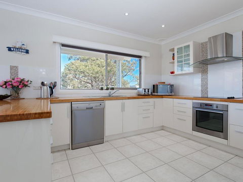 'SeaHaven', 2 Richardson Ave - Large Home With Aircon, Smart TV, WIFI, Netflix & Boat Parking - Accommodation Bookings 3