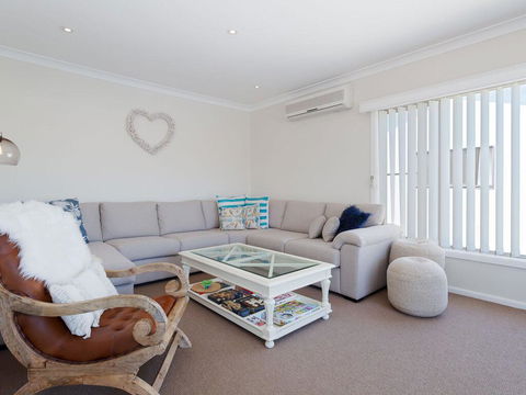 'SeaHaven', 2 Richardson Ave - Large Home With Aircon, Smart TV, WIFI, Netflix & Boat Parking - Accommodation Bookings 2