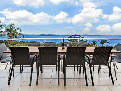 'The Bay', 25 Wallawa Rd - Huge Home With Aircon, Spectacular Views & Chromecast - Accommodation Bookings 3