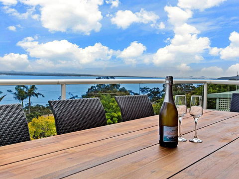 'The Bay', 25 Wallawa Rd - Huge Home With Aircon, Spectacular Views & Chromecast - Accommodation Bookings 1