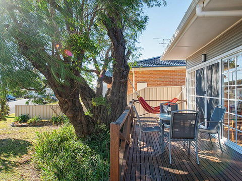 'The Croft' 11 Boulder Bay Rd - Cosy Beach House With Aircon & Only 270m To The Beach - Accommodation Bookings 1