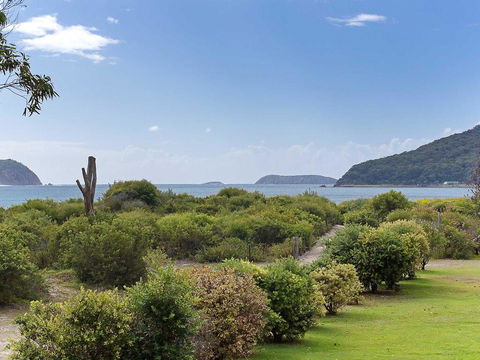 1 'Intrepid', 3 Intrepid Close - Amazing Views Of Shoal Bay, Only 100m From The Beach - Accommodation Bookings 2