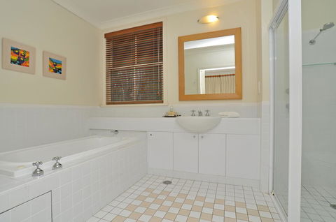 1 Bedroom Executive Villa Located Within Cypress Lakes - Accommodation Bookings 1