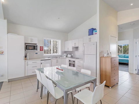 1/32 Ocean Avenue - Three Bedrooms, Three Bathrooms, Air Con, Boat Parking & Water Views - Accommodation Bookings 3