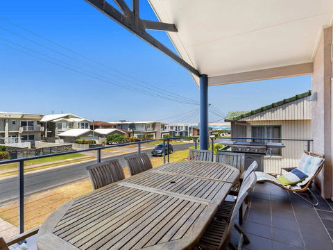 1/32 Ocean Avenue - Three Bedrooms, Three Bathrooms, Air Con, Boat Parking & Water Views - Accommodation Bookings 1