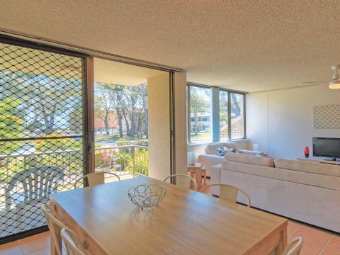 10 'Magnus Gardens' 7 Magnus Street - Air Conditioned & Walk To Town Centre - Accommodation Bookings 3