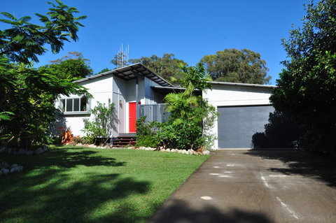 10 Double Island Drive - Modern Family Home, Centrally Located, Swimming Pool & Outdoor Area - Accommodation Bookings 0