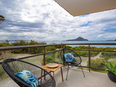 11 'Intrepid' , 3 Intrepid Close - Absolute Beachfront Bliss - Accommodation Bookings 0