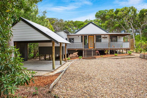 11 Naiad Court - Rainbow Shores, Fantastic Family Retreat, Swimming Pool, 200m To Beach, Free Wi-Fi - Accommodation Bookings 3