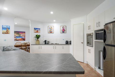 13 Orania Court, Rainbow Shores - Pool, Sleeps 8, Air Conditioning, Fire Pit - Accommodation Bookings 3
