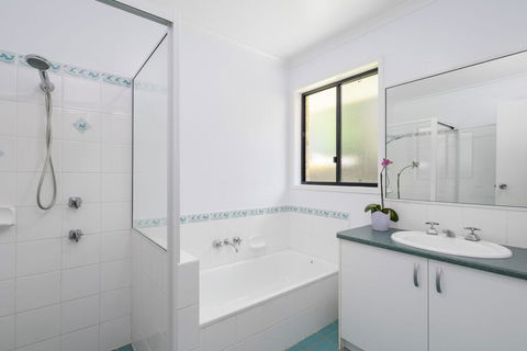 13 Orania Court, Rainbow Shores - Pool, Sleeps 8, Air Conditioning, Fire Pit - Accommodation Bookings 1