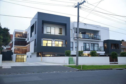 136, Light-filled Homely Box Hill Apt, 2Bed2BathFreeParking - Accommodation Bookings 0