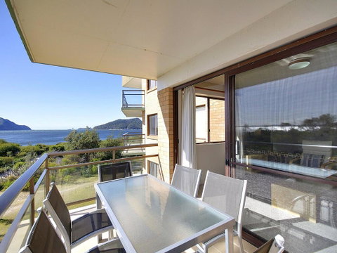 15 'Intrepid', 3 Intrepid Close - Right On The Beachfront - Accommodation Bookings 0