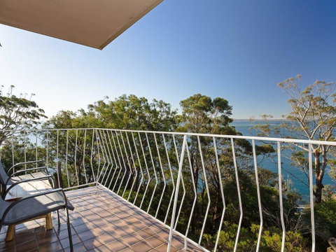 15 'Thurlow Lodge', 6 Thurlow Avenue - Fantastic Unit With Water Views & Pool In Complex - Accommodation Bookings 1