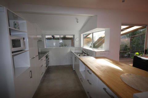 15 Belle Court - Modern, Architect Designed, Open Plan Holiday Home With Outdoor Shower - Accommodation Bookings 3