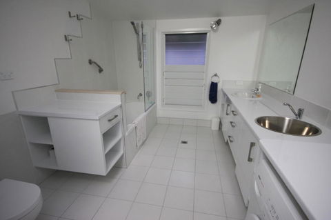 15 Belle Court - Modern, Architect Designed, Open Plan Holiday Home With Outdoor Shower - Accommodation Bookings 2