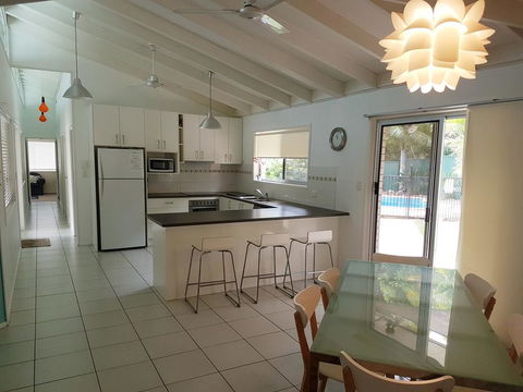 15 Larapinta Court - Family Home With Swimming Pool In A Quiet Street And Central Location Close To CBD - Accommodation Bookings 0