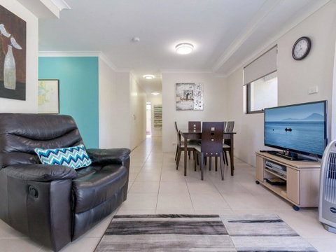 16 'Carindale' 19-23 Dowling St - Ground Floor, Foxtel, Pool And Tennis Court - Accommodation Bookings 3