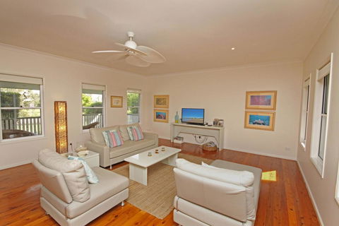 16 Beachway Pde, Marcoola: Linen Incl, WiFi, Pet Friendly, A/Cond. 500 BOND - Accommodation Bookings 3