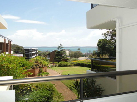 17 'The Commodore' 9-11 Donald Street - Pleasant Unit With Open Plan Living - Accommodation Bookings 0