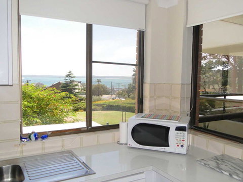 17 'The Commodore' 9-11 Donald Street - Pleasant Unit With Open Plan Living - Accommodation Bookings 2