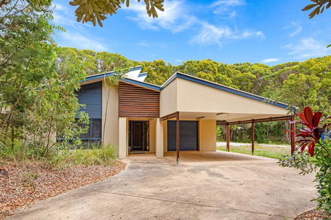 18 Naiad Court - Rainbow Shores, Modern Beach House, Walk To Beach - Accommodation Bookings 0