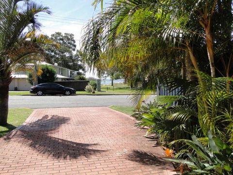 2 'Copacabana', 61 Sandy Point Road - Cute Unit With Water Views From The Balcony - Accommodation Bookings 0