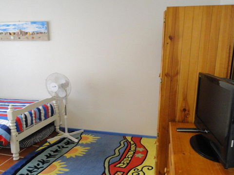 2 'Copacabana', 61 Sandy Point Road - Cute Unit With Water Views From The Balcony - Accommodation Bookings 2