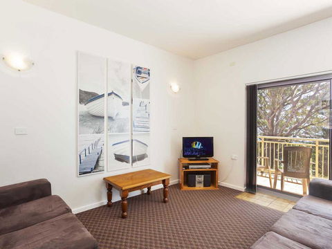 2 'Fiddlers Green' 62 Magnus Street - Ground Floor Unit Walking Distance To Nelson Bay - Accommodation Bookings 3