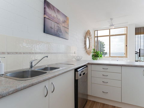 2 'Little Hut' 20 Kurrawa Close - Stunning Water Views Of Little Beach - Accommodation Bookings 3