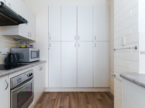 2 'Little Hut' 20 Kurrawa Close - Stunning Water Views Of Little Beach - Accommodation Bookings 1