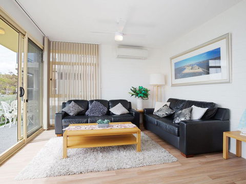 2 'Little Hut' 20 Kurrawa Close - Stunning Water Views Of Little Beach - Accommodation Bookings 2
