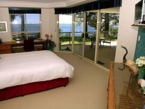 2 'Magnus Pines' 52-56 Magnus Street - Stunning Unit With Aircon, Water Views & Foxtel - Accommodation Bookings 1