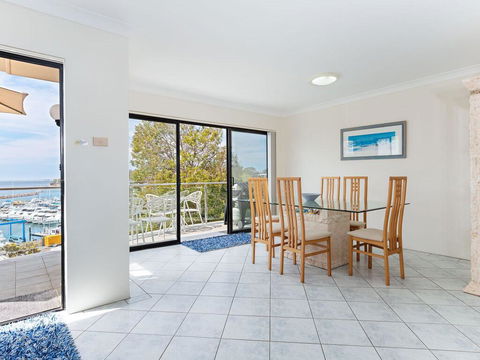 2 'Paradiso', 4 Laman Street - Beautiful Unit With Stunning Water Views & Pool - Accommodation Bookings 2