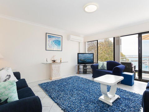 2 'Paradiso', 4 Laman Street - Beautiful Unit With Stunning Water Views & Pool - Accommodation Bookings 3