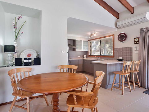 2 'Plattens' 15 Kurrawa Close - Great Duplex So Close To The Water - Accommodation Bookings 3
