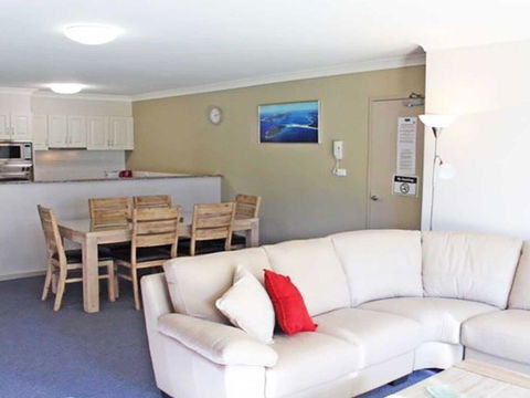2 'Seashells' 21-23 Magnus Street - Pool , Lift , Aircon - Accommodation Bookings 3