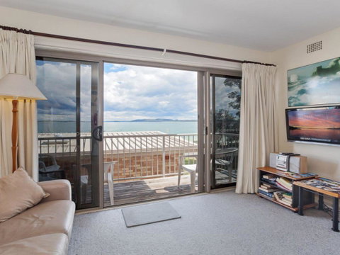 2 'Sunnie Belle' 3 Victoria Parade- Water Views Over Nelson Bay Foreshore - Accommodation Bookings 2