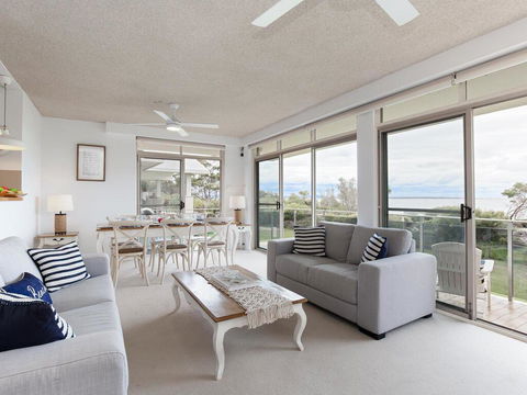 2 'The Helm' 22 Voyager Cl - Stunning Waterfront Unit With Air Conditioning - Accommodation Bookings 2