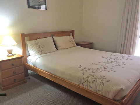 2 'Tradewinds', 110 Victoria Parade - Fantastic Unit With Waterviews & Close To The Marina - Accommodation Bookings 2